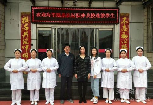 中国人民解放军海军陆战队医院孙主任和肖助理与石家庄天使护士学校面试合格的学生合影留念