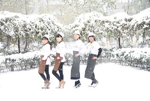 石家庄新东方烹饪学校学生在下雪天拍照留念