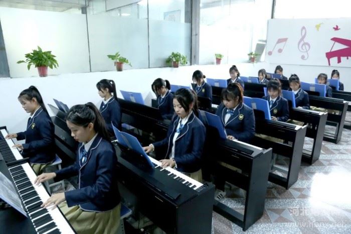 石家庄花都技工学校幼师专业上课实训