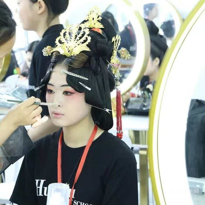 石家庄花都形象艺术学校化妆专业学生上课实操
