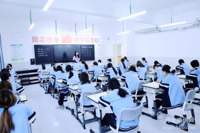 石家庄花都形象艺术学校学生上文化课