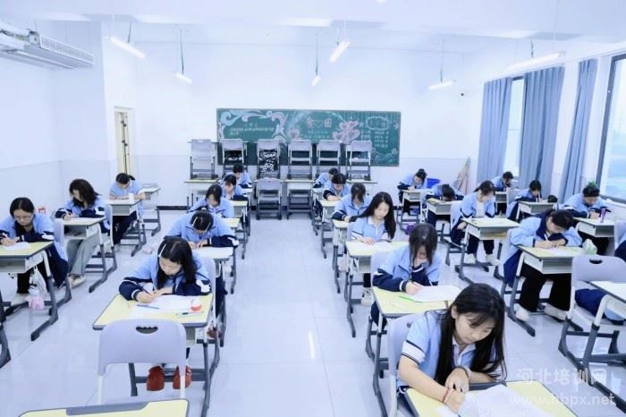 石家庄花都形象艺术学校学生上文化课