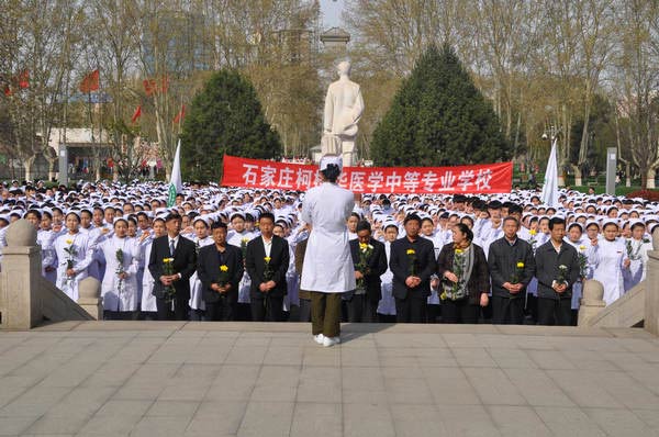 清明节学校师生在柯大夫墓前重温事迹