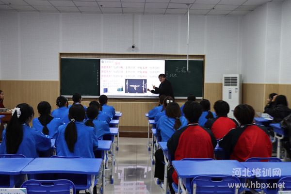 石家庄柯棣华医学中等专业学校学生上课