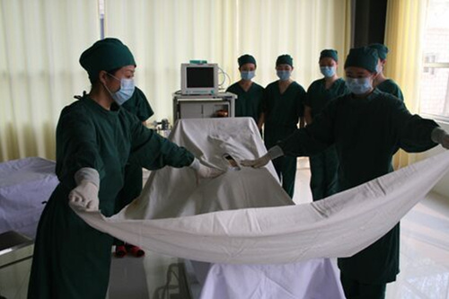 石家庄天使护士学校学生外科手术室铺无菌床单 