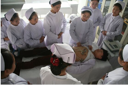 石家庄天使护士学校内科护理教师示教做电电图操作方法