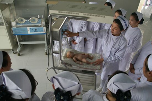 天使护士学校学生学习婴儿辐射台使用方法