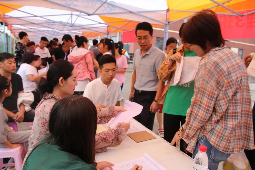 石家庄白求恩医学院新生报到现场照片