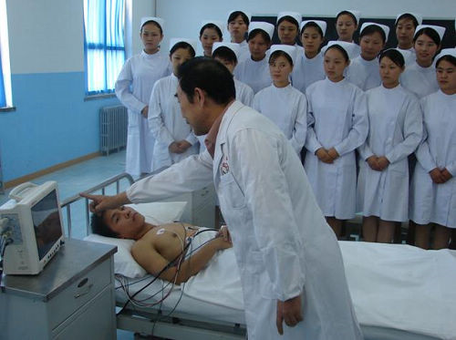 石家庄协和医学院老师教授多功能心电监护仪的使用