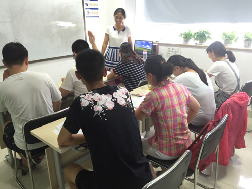 石家庄春辉学校学生上课与老师积极互动