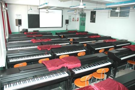 石家庄学前教育中等专业学校电子钢琴教室