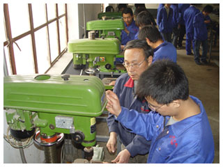 河北工业数控技校学生实践课