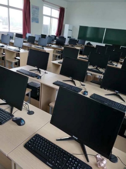保定华中技工学校计算机专业教室