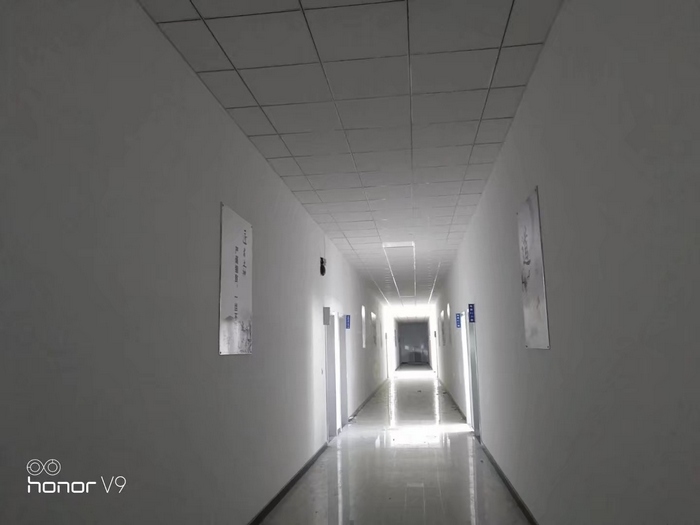 保定华中技工学校教学楼走廊