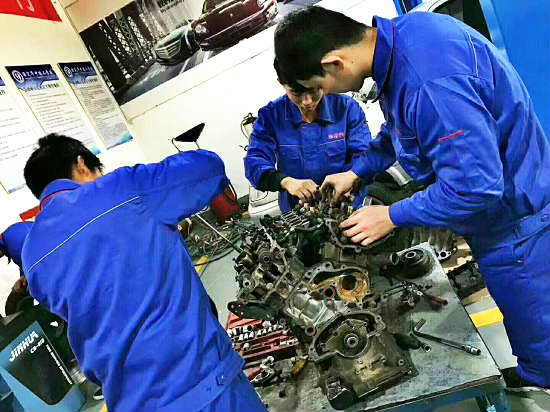保定华中技工学校汽修专业学生实践操作中