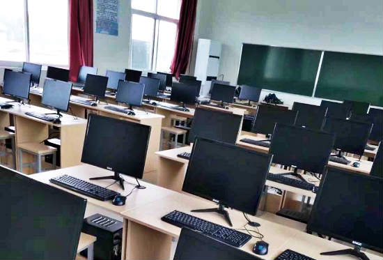保定华中技工学校计算机教室