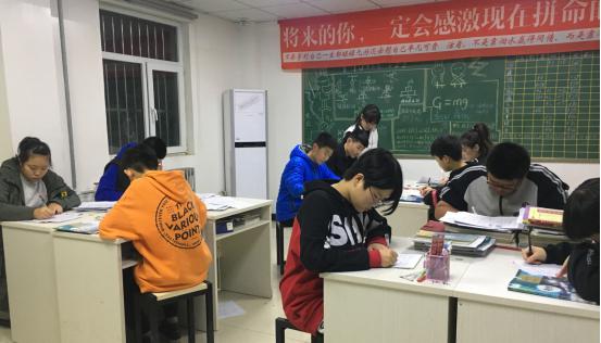 石家庄浩谦培训学校聚才中学校区学生正在上小组自习课