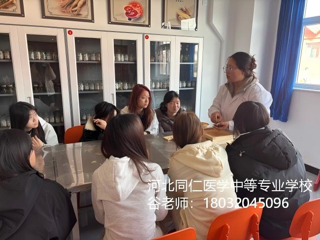 河北同仁医学中等专业学校药剂专业老师操作