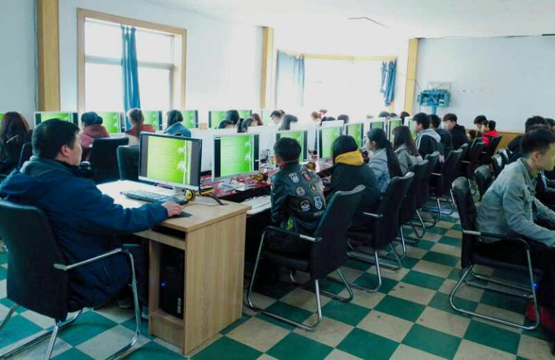 保定机械电子技工学校学生正在上计算机课