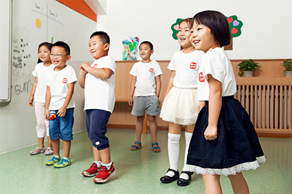 石家庄励步国际儿童英语小学员正在快乐的享受英语学习乐趣