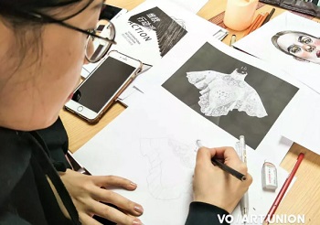 石家庄维欧服装设计培训课程学员正在设计手绘作品
