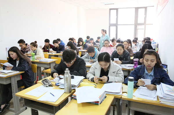 石家庄阳光学校艺考校区学生认真上课