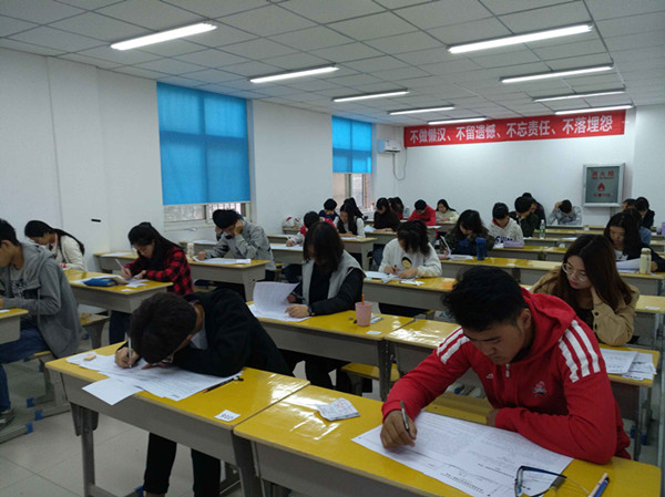 石家庄阳光学校艺考校区学生认真听课