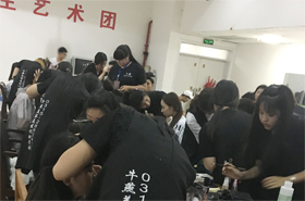 唐山牛燕化妆学校学生为艺术团演员化妆