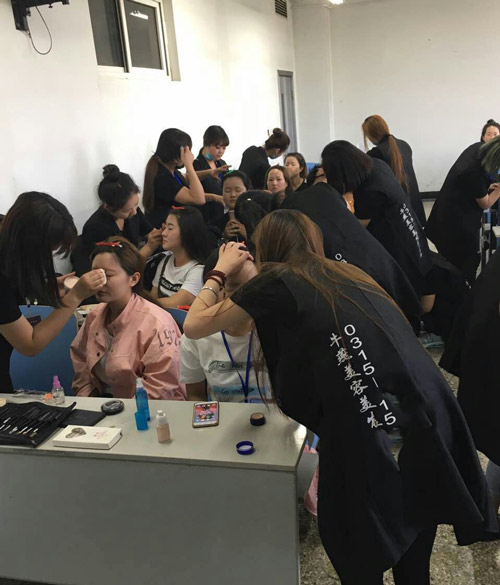 唐山牛燕化妆学校学员外出实习