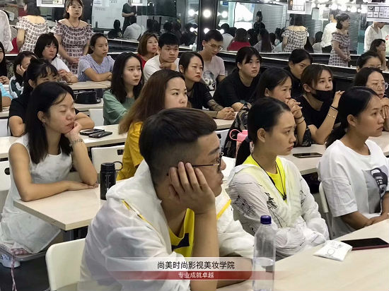 上课中的张家口尚美时尚学员