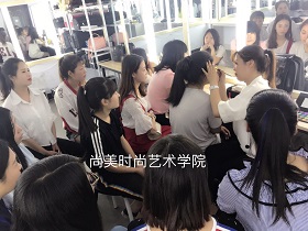 张家口尚美时尚化妆专业学生上课实景