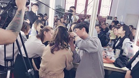 张家口尚美时尚新娘妆课程老师亚鹏正在为学生详细讲解化妆要领