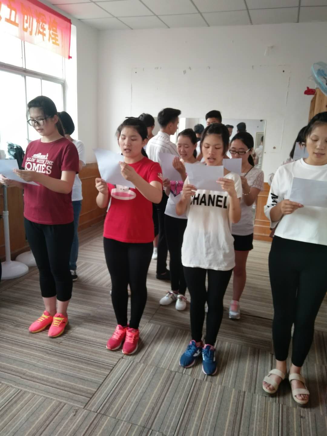 石家庄华师职业中学学生在演播大厅演练