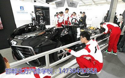 邯郸北方汽修专业学生正在检测汽车故障