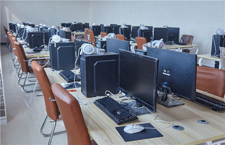 石家庄方正高级职业中学计算机教室
