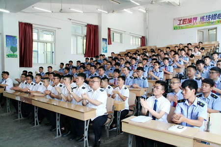 石家庄东华铁路学校学生正在上课