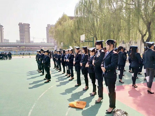 石家庄东华铁路学校铁路运输管理专业学生正在进行形体训练