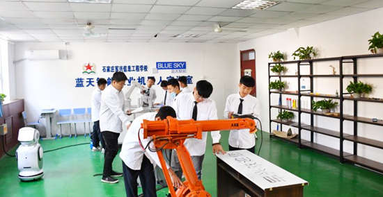 石家庄军兴信息工程学校工业机器人实训室