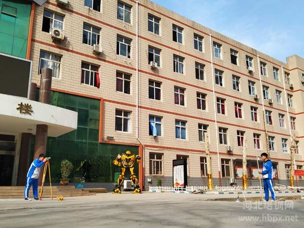 石家庄法商学校建筑专业学生水平测量实践课