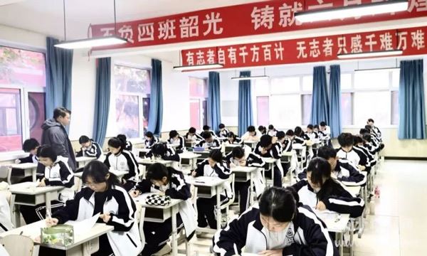 卓越中学高三复读学生考试