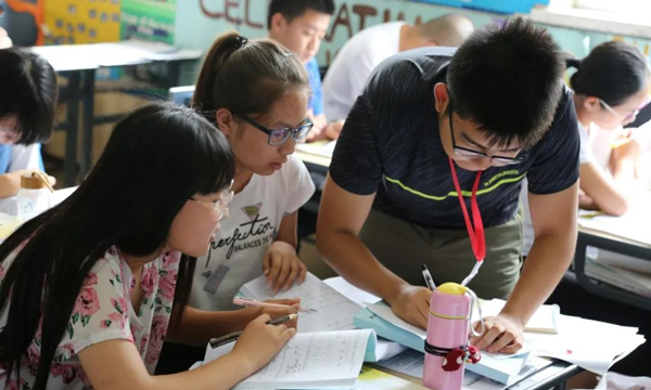 衡水金衡学校教师辅导学生场景