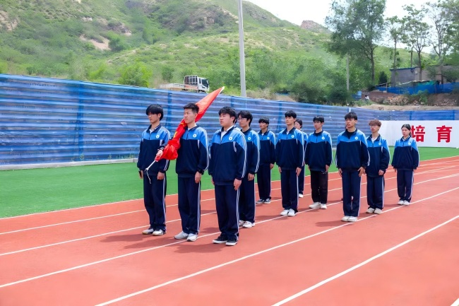 河北省工业数控技工学校升国旗场景