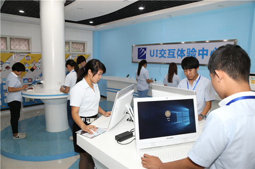 石家庄新华电脑学校学生在UI交互体验中心实训
