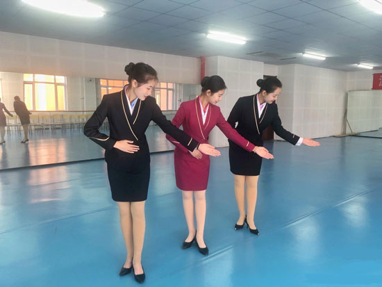 石家庄旅游学校高铁专业学生礼仪实训