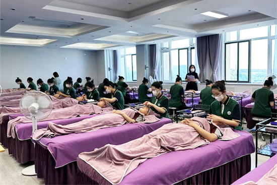 石家庄旅游学校美容美体艺术专业学让实训