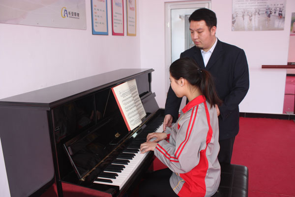 长安无线电学校学生上钢琴课