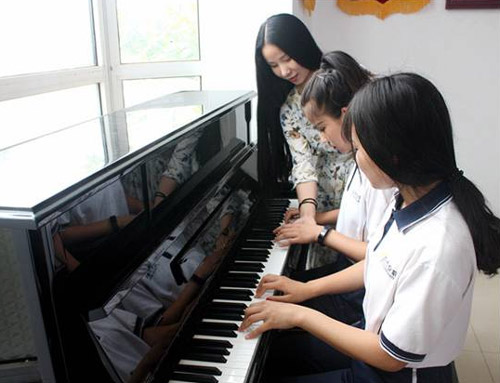 学前教育学生上钢琴课