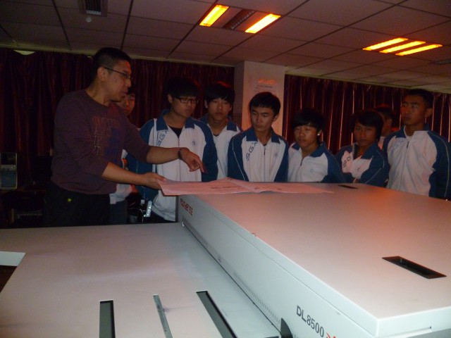 石家庄工程技术学校信息技术系组织学生到数字印刷产业园区学习