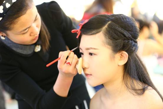 石家庄花都形象设计艺术学校学习化妆的同学在进行技能实操考试