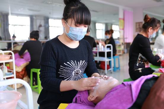 石家庄花都学校学习美容的同学在进行技能实操考试